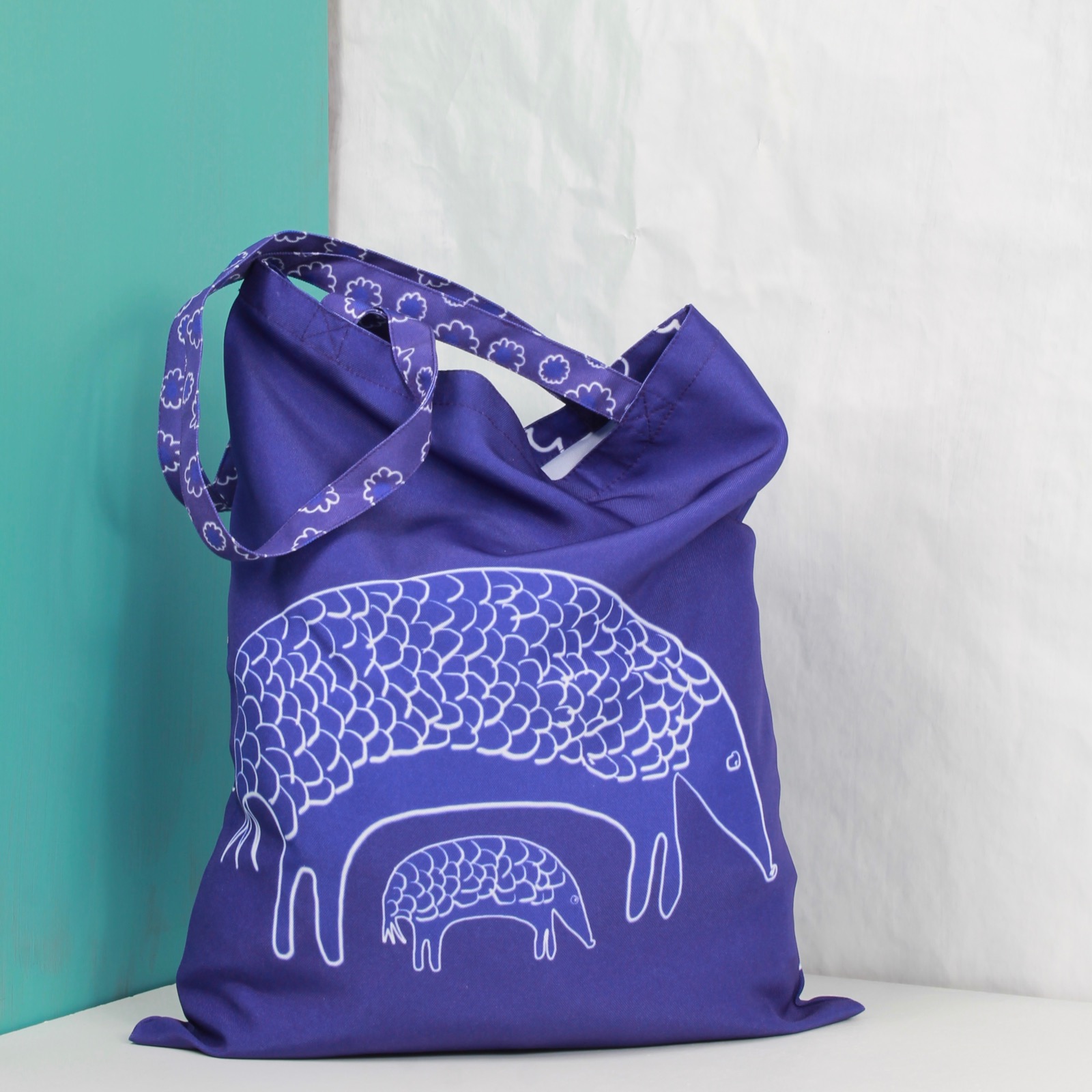 фиолетовая сумка с броненосцем и цветами фишкард fishcard tote bag with armadillo