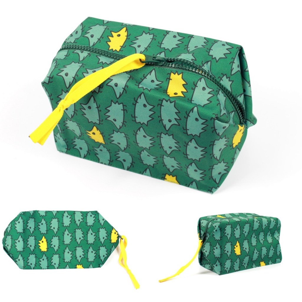 зеленая косметичка фишкард с принтом ежики